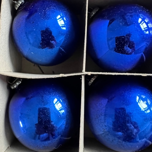 12 Vintage Ornaments in Original Box - Picture 8 of 11